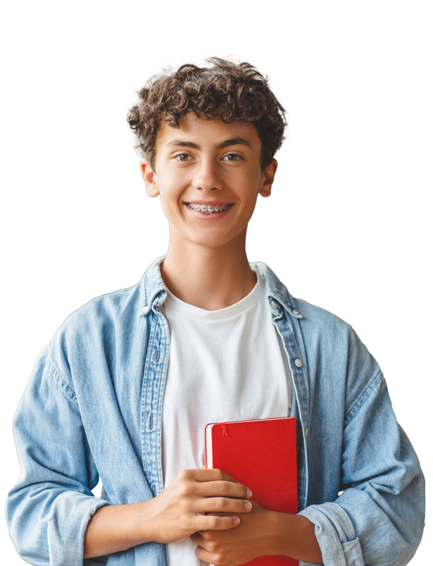 Un jeune homme souriant un livre à la main